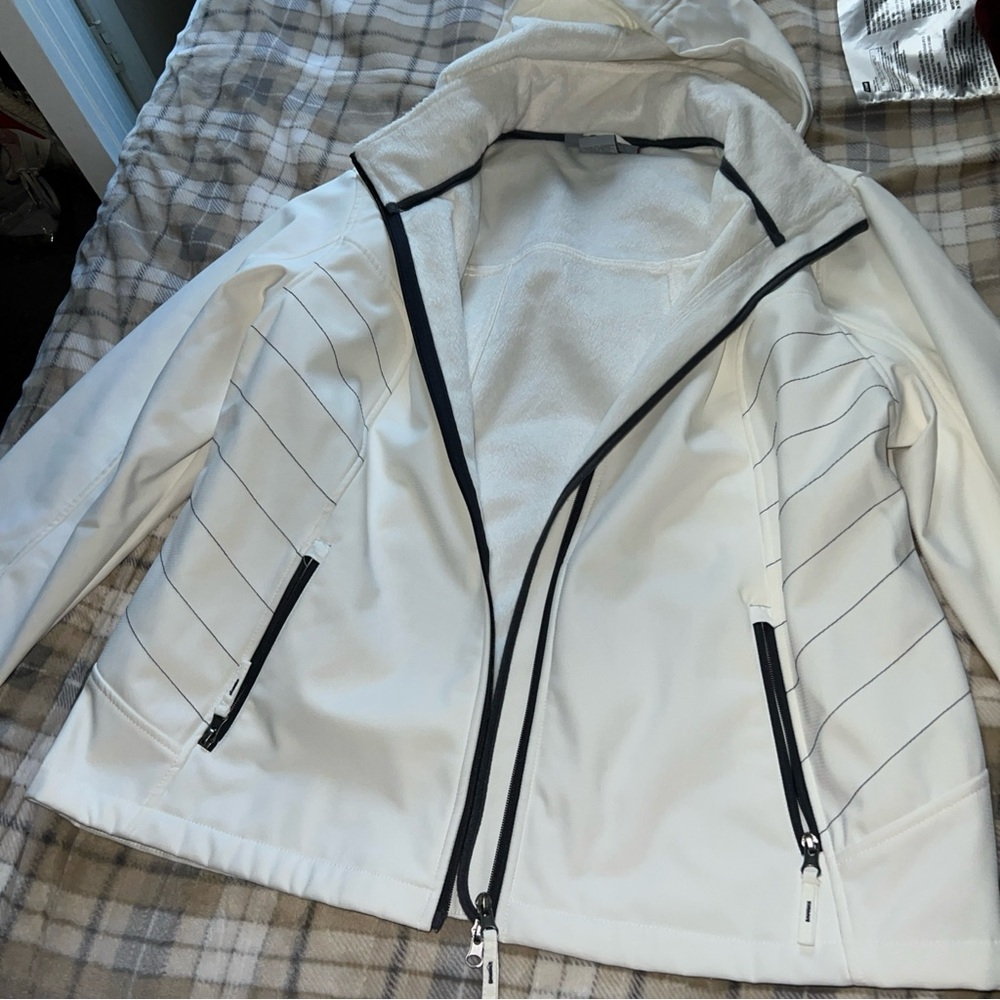 Free Country Women's Jacket in White with Black Trim 2XL. Faux fur inside